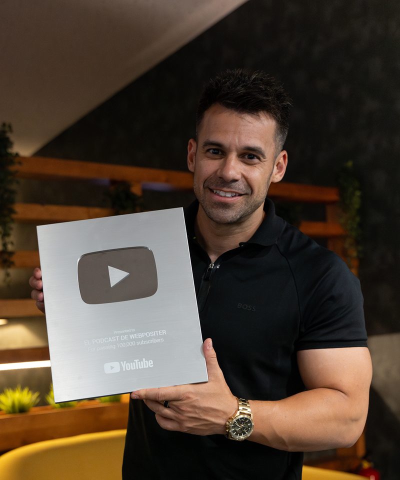 Luis Villanueva con la placa de YouTube por 100.000 suscriptores